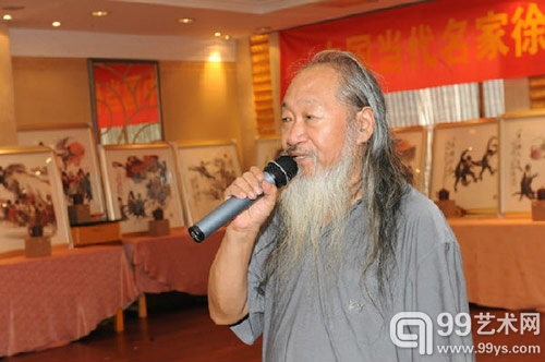 著名画家徐培晨在画壶展示会上讲话