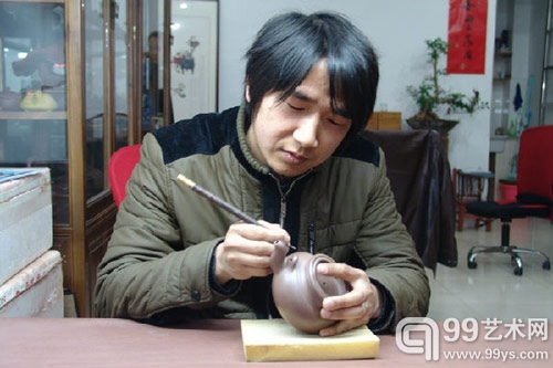 著名刻陶师马燕（溪石）工作照