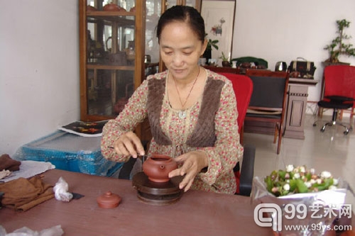 著名制陶师顾新燕工作照