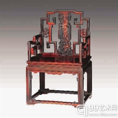 图为此次展览中的一把红木椅子
