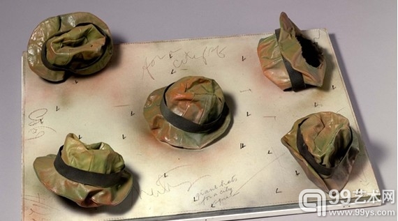克拉斯·奥尔登堡（Claes Oldenburg）的作品“Feasible Monument for a City Square: Hats Blowing in the Wind”