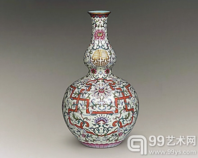 仿清乾隆浅黄地洋彩锦上添花万寿延图长颈葫芦瓶。