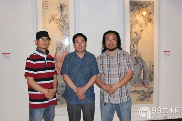 参展艺术家与嘉宾苗再新老师合影
