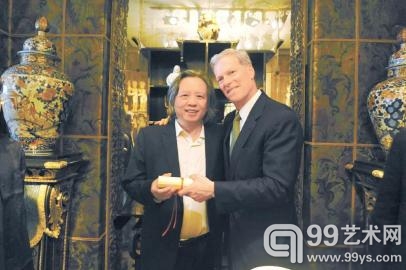 洛克菲勒向刘正兴颁发收藏证书。