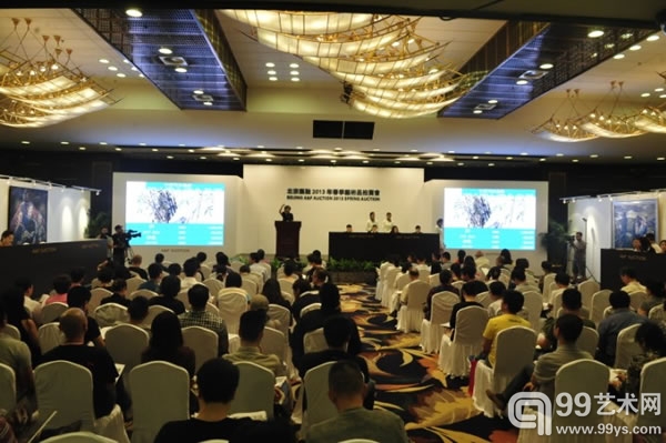 拍卖会现场