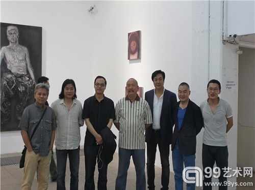 出席展览现场的嘉宾合影