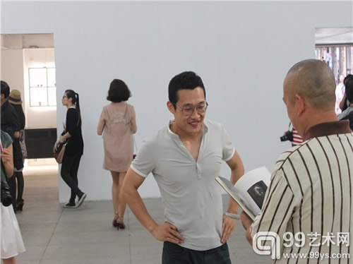 策展人段君与艺术家王华祥在现场交流