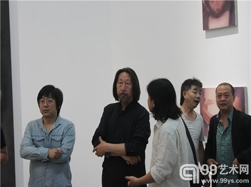艺术家王广义在展览现场与马六明交流