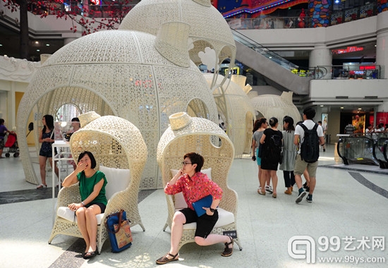 “呼吸的生灵”引发观众借展览的景色拍照留念各种搞怪行为（广州日报王燕摄）