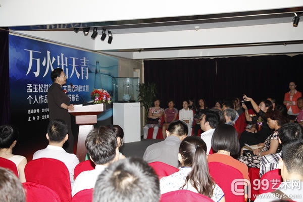 中国古陶瓷研究专家王丽英通过孟玉松大师作品向观众解读汝瓷之美