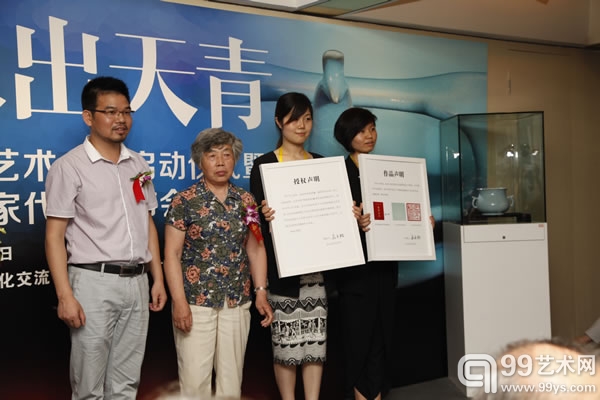活动现场孟玉松大师在《授权声明》、《作品声明》上签字