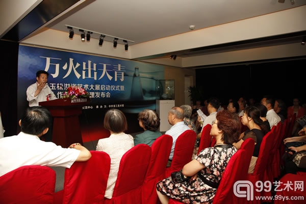  中国收藏家协会陶瓷专业委员会主任荆治中向光中讲解陶瓷艺术的收藏现状