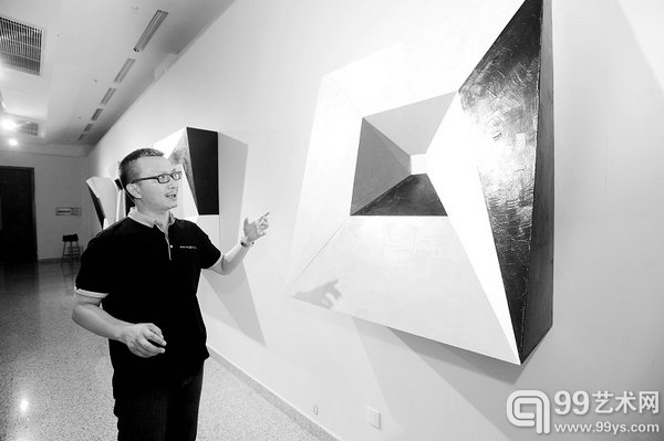 李建春介绍参展作品