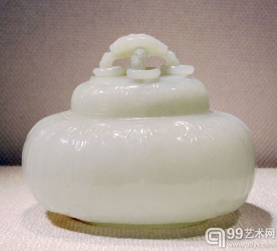 【清乾隆 和田白玉痕都斯坦灵芝钮三环盖罐】 