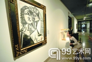 一位小观众在中国美术馆认真地观看毕加索的作品《花瓶边的男人和女人，半身像》