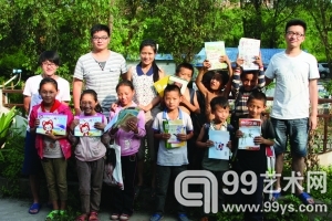 重庆青年艺术家与麻卡小学的孩子们在一起