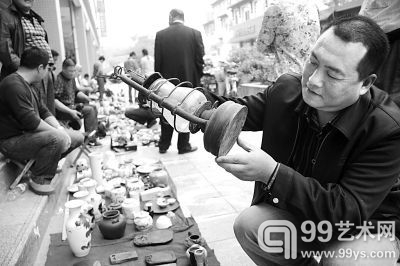目前在国内艺术品抵押还需要很多探索。图为一名古玩爱好者在“淘宝”。