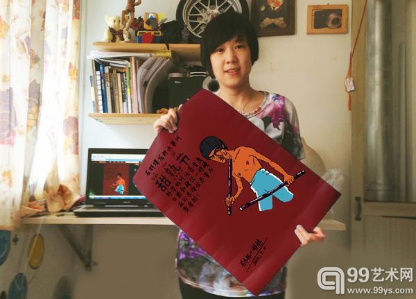 张玲向记者展示她的作品。