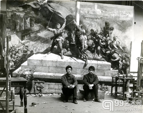 1976年陈逸飞与魏景山在油画《占领总统府》前合影