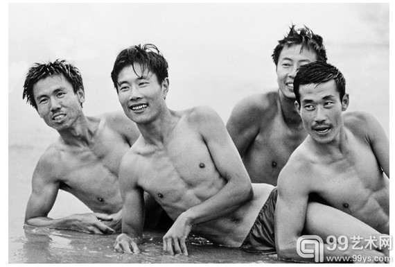 1980年代初，北戴河游泳的男子