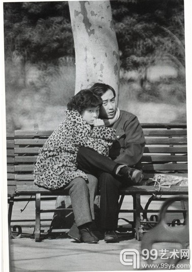 1980年代初，上海公园里谈恋爱的男女怯生生地亲热。
