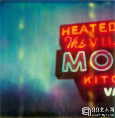 Stefanie Schneider《乡村旅店蓝》 模拟C-Print、宝丽来SX70 60×60cm 第5 版 2004 年 © Stefanie Schneider