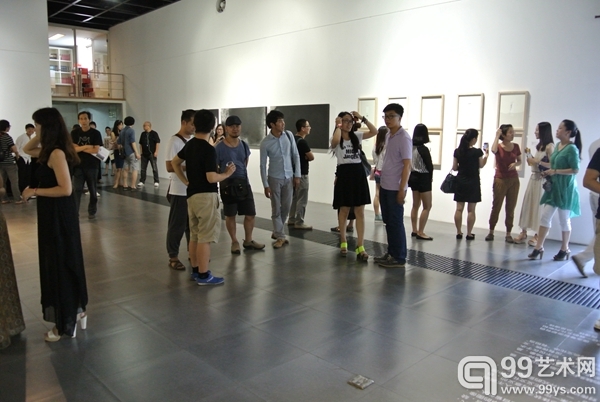 展览开幕现场，参展艺术家与友人交谈