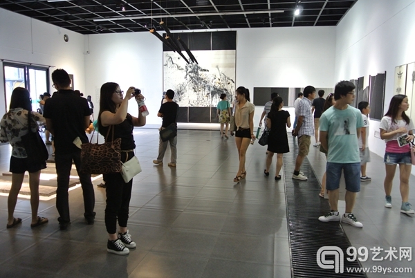 展览现场观众摩肩接踵