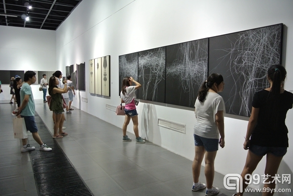 观众仔细研究作品细节