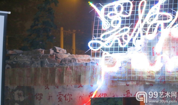 废墟中的“夜走黑桥”现场