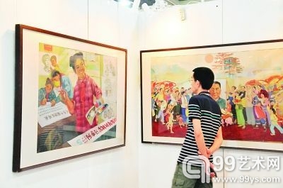 7月10日，西泠印社2013春季拍卖会预展在杭州举行。图为观众在参观预展。