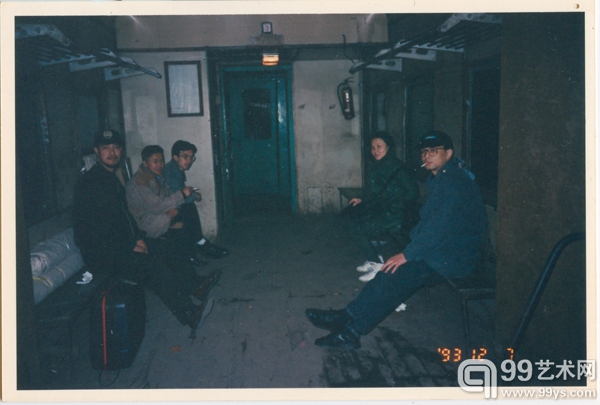 1993年底，张晓刚、叶永青、忻海州、张濒、唐蕾于重庆开往成都的火车上