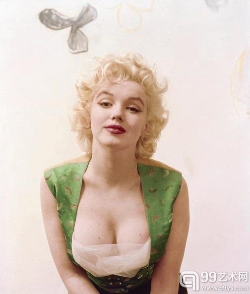 【名人一瞬】玛丽莲·梦露（Marilyn Monroe）可能是世界上拍照最多的女人，如今普通粉丝也有机会拥有著名摄影师米尔顿·格林（Milton Greene）为她拍摄的私房玉照，而且都是以前从未公开过的。