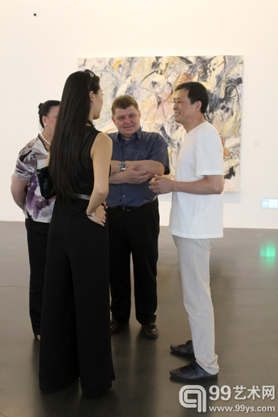 艺术家苏东平（右一）在展览现场与观众交流