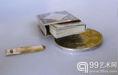 微型古兰经放在一个仅比拇指稍大的小盒中，盒上压制有精美的民族图案……