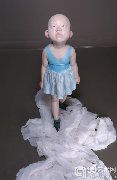 图2.2.2  向京  到达的气味  雕塑  105×34×37cm  2005年  玻璃钢着色