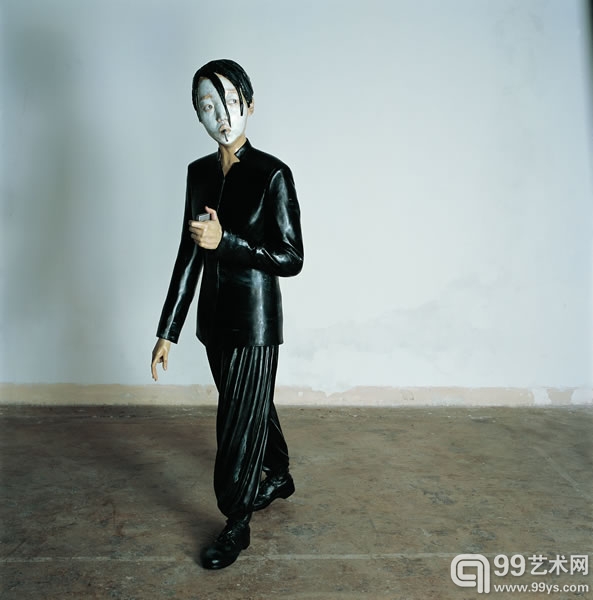 图2.3.1  向京  全黑  雕塑   170×46×71cm  2005年  玻璃钢着色