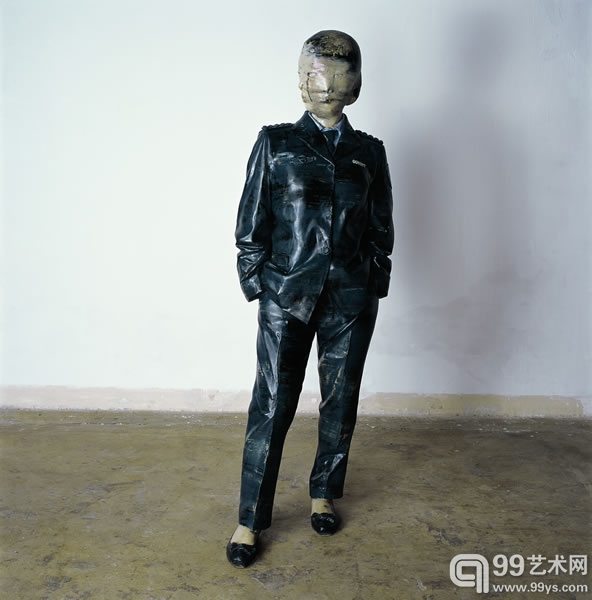 图2.3.2  向京  校尉胡同的偶然事件  雕塑  171×61×53cm  2005年  玻璃钢着色