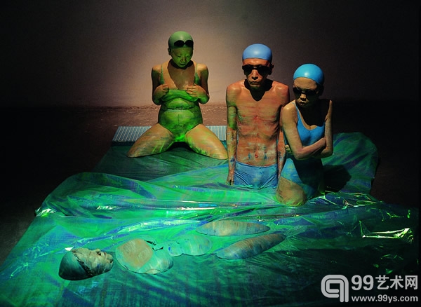 图3.7.3  向京  浅水区  雕塑  92×200×200cm  2002年