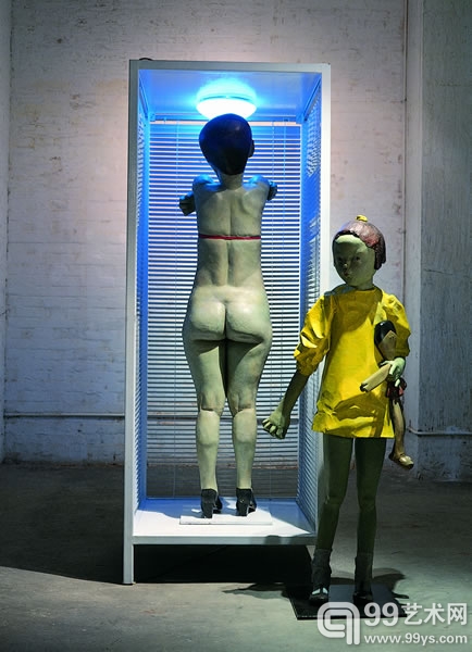 图2.6.2  向京  哈欠之后  雕塑  214×115×150cm  2000年  玻璃钢、丙烯、木、钢、百叶窗、灯