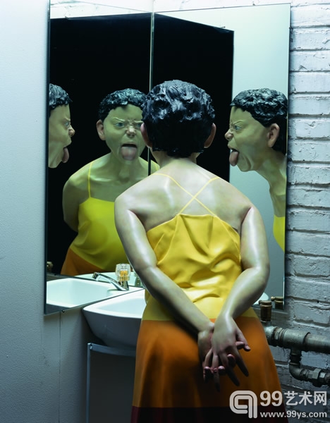 图3.1.4  向京  Baby Baby  雕塑  156×50×78cm  2001年  玻璃钢着色.