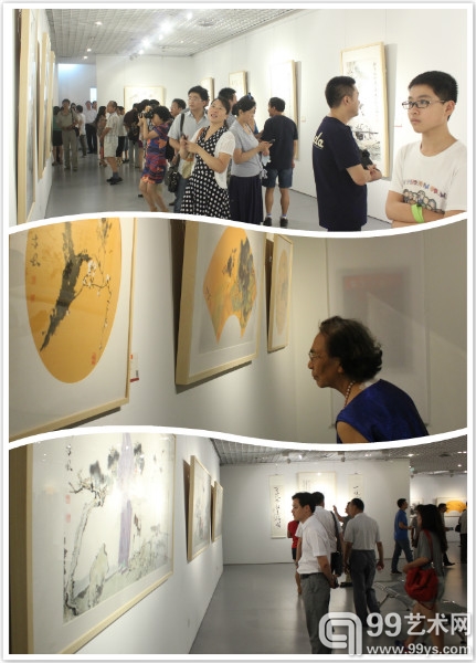 观众在展览现场认真观看作品