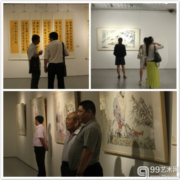 观众在作品前 或讨论或合影留念