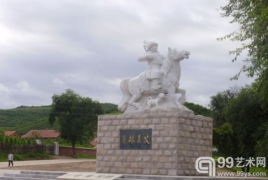 岱臣创作的鄂温克民族英雄雕像，静静矗立在扎兰屯市萨马街广场上。