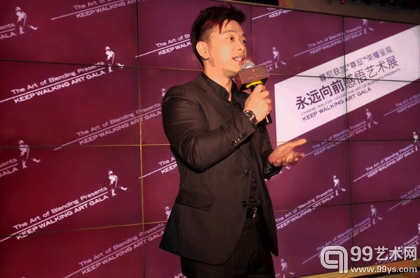 尊尼获加尊邸总经理刘明辉先生讲解感悟艺术展项目内容 