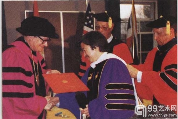 1984年崔如琢被授予纽约杜威大学荣誉艺术博士学位