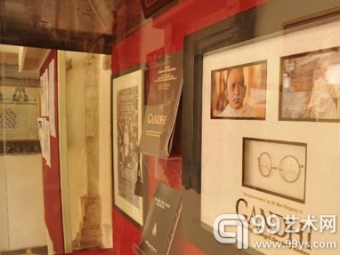 在橱窗中展示的“甘地”的眼镜