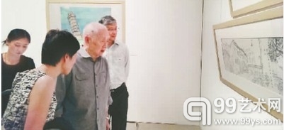 黄永玉观看自己的画作
