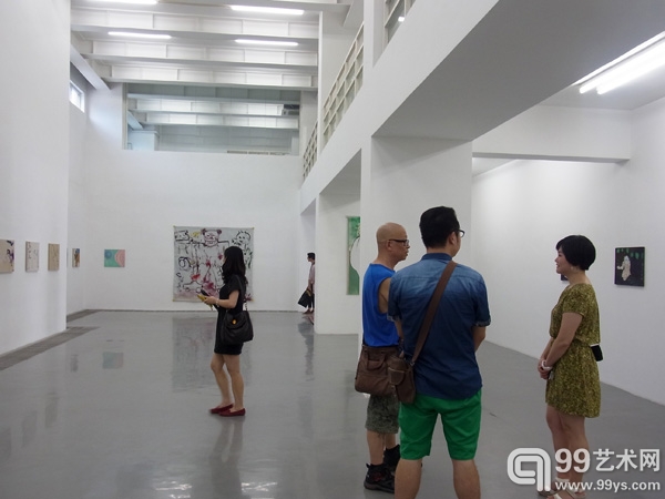 博而励画廊对外事务经理彤炜（右一）与嘉宾交流