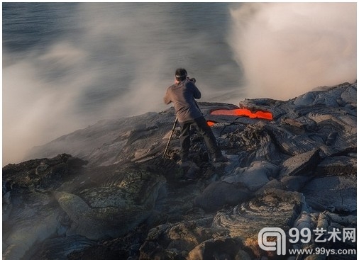 摄影师距离火山口1米 拍摄最完美火山喷发照